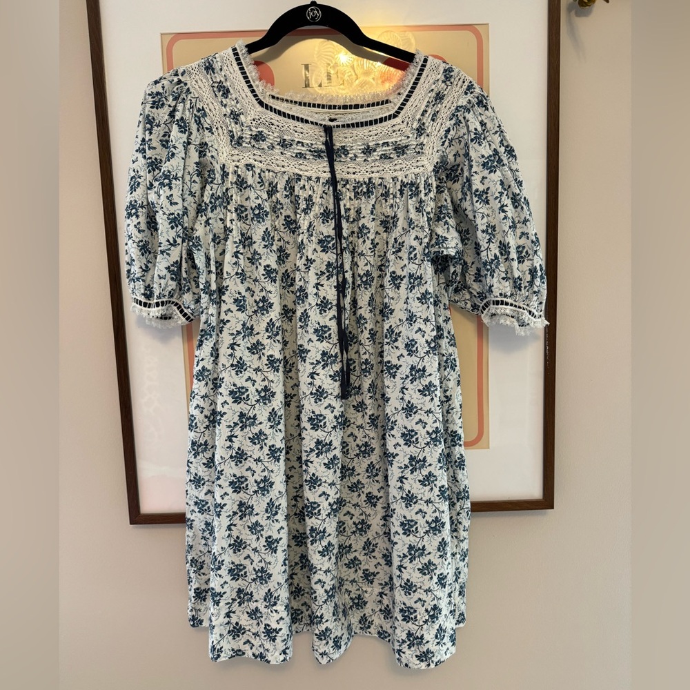 Doen Cadeau Dress with blue and white flowers